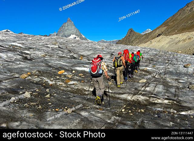Eine Gruppe Alpinisten beim Gletschertrekking auf dem Gornergletscher, hinten das Matterhorn, Zermatt, Wallis, Schweiz / A group of alpinists on glacier...