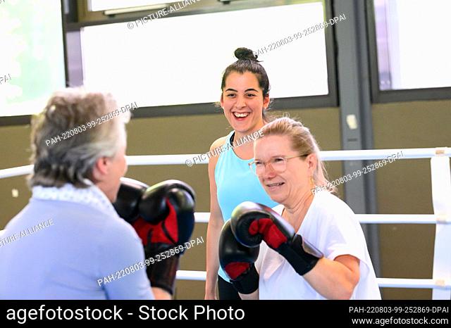 27 July 2022, Hamburg: Dilar Kisikyol, professional boxer, observes her course participants. The Hamburg-based professional boxer and social pedagogue also...