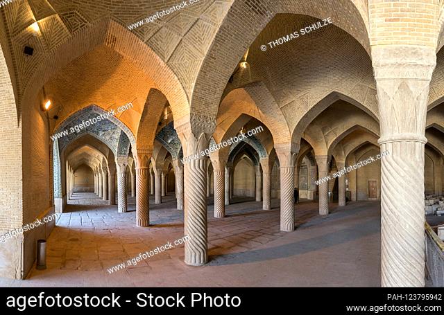 The southern prayer hall with its 48 marble pillars in the Wakil mosque in the Iranian city of Shiraz, taken on 03.12.2017. | usage worldwide