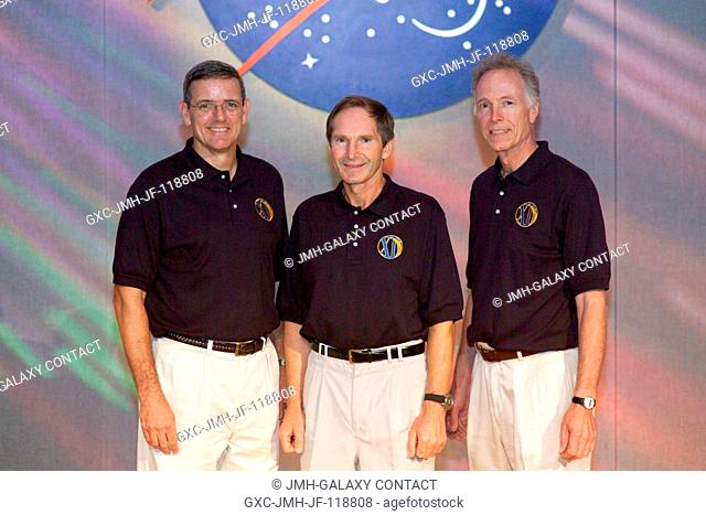 From left, William S. McArthur, Jr., Expedition 12 commander and NASA Space Station science officer; Valery I. Tokarev, Expedition 12 flight engineer and Soyuz...