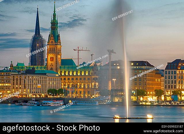 Die Hamburger Innenstadt in der Abenddämmerung
