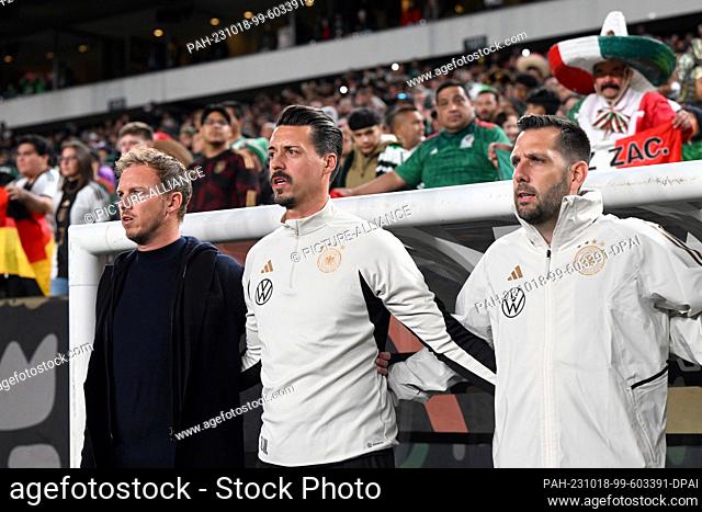 18 October 2023, USA, Philadelphia: Soccer: Internationals, Mexico - Germany, Lincoln Financial Field. National coach Julian Nagelsmann (l) and a co-coaches...