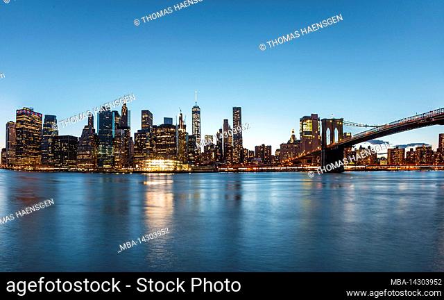 Dumbo/FULTON FERRY, New York City, NY, USA, The skyline of New York/Manhattan and Brooklyn Bridge over East River shortly after sunset