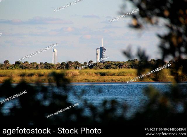 31 October 2021, US, Titusville: View from Merritt Island National Wildlife Refuge of a SpaceX Falcon 9 rocket carrying the company's Crew Dragon spacecraft on...