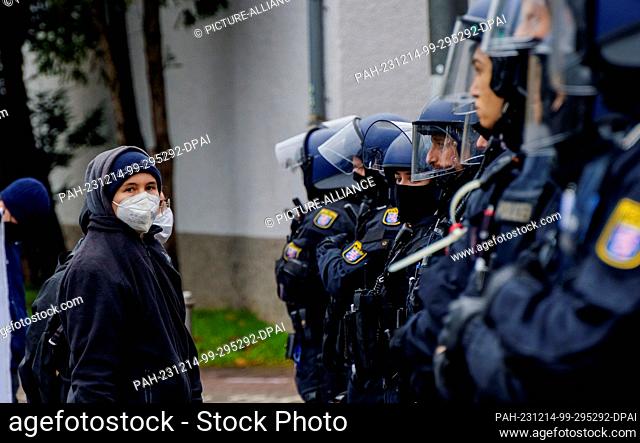 14 December 2023, Hesse, Frankfurt/Main: Police and activists confront each other at a spontaneous rally. The police began clearing the occupied former Dondorf...