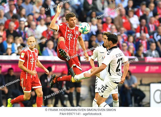 Thomas MUELLER (MULLER, FC Bayern Munich), Aktion, duels versus Nicolas HOEFLER (SC Freiburg). Fussball 1. Bundesliga, 8