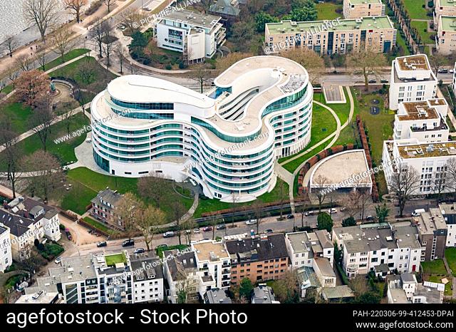 05 March 2022, Hamburg: The aerial view shows the luxury hotel ""The Fontenay"" on the Alster. Photo: Daniel Reinhardt/dpa. - Hamburg/Hamburg/Germany