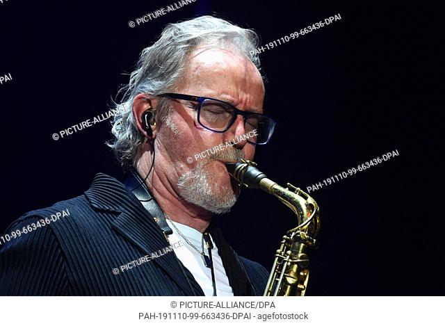 07 November 2019, Bavaria, Munich: The musician John Helliwell appears at a concert of the Mandoki Soulmates in the Cirkus-Krone-Bau