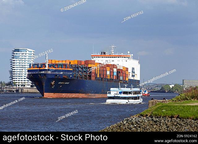 Das Containerschiff Atlantic Cartier fährt am 3. Mai 2014 durch die Elbe im Hamburger Hafen