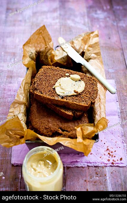 Fine almond butter wholemeal bread (vegan)