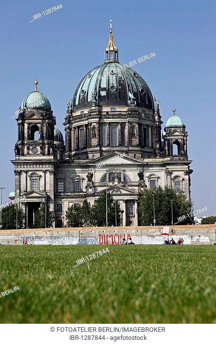 The Berliner Dom cathedral seen from the castle meadow, Mitte, Berlin, Germany, Europe
