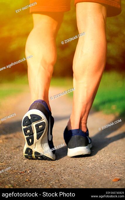 Schuhe von unten beim Laufen joggen Sport Training Jogging Fitness hochkant