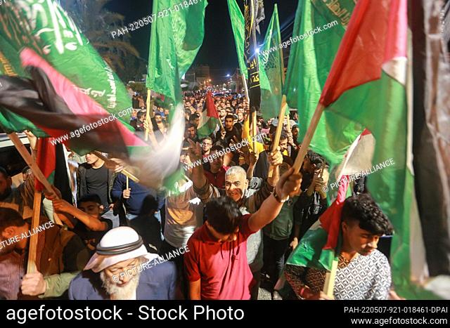 07 May 2022, Palestinian Territories, Khan Yunis: Pro-Hamas demonstrators march in the center of Khan Yunis towards the home of Hamas leader Yahya Sinwar to...
