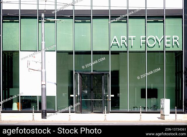 Frankfurt, Deutschland - April 18, 2019: Die moderne Glasfassade des Art Foyers DZ Kunstsammlung einem Ausstellungsort für zeitgenössische Kunst und Fotografien...