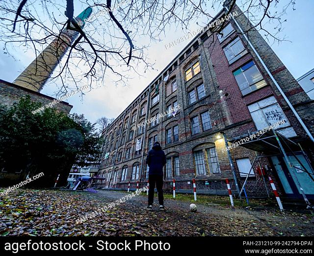 10 December 2023, Hesse, Frankfurt/Main: A man stands on the site of the Dondorf print shop, which has been occupied again