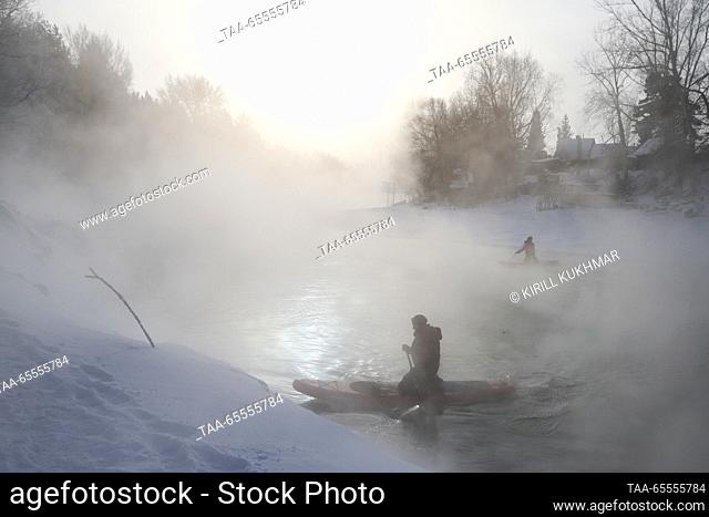 RUSSIA, NOVOSIBIRSK - DECEMBER 8, 2023: Stand up paddle boarders are seen on Malaya Zatonskaya Protoka as severe frost hits the city
