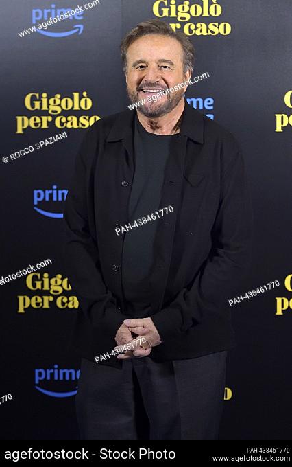 ROME, ITALY - 12 DE DICIEMBRE: Christian De Sica asiste a una fotocall para la película "Gigolò Per Caso" en Cinema Quattro Fontane el 12 de diciembre de 2023...