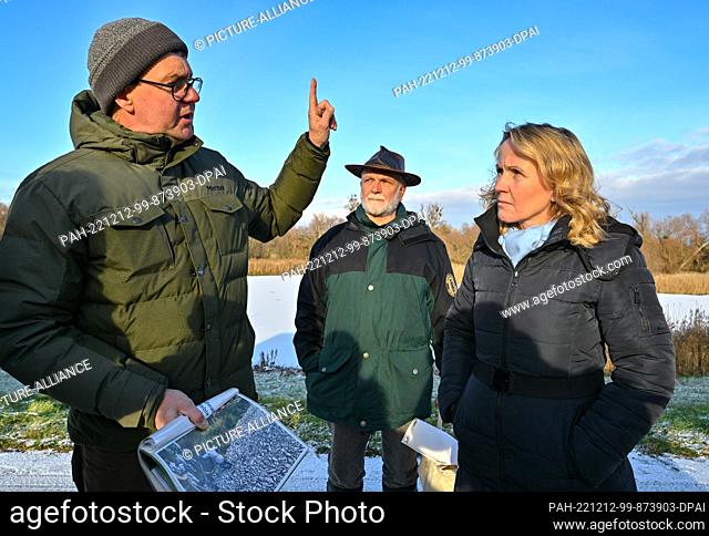 12 December 2022, Brandenburg, Criewen: Dirk Treichel (l), Head of Lower Oder Valley National Park and Michael Tautenhahn