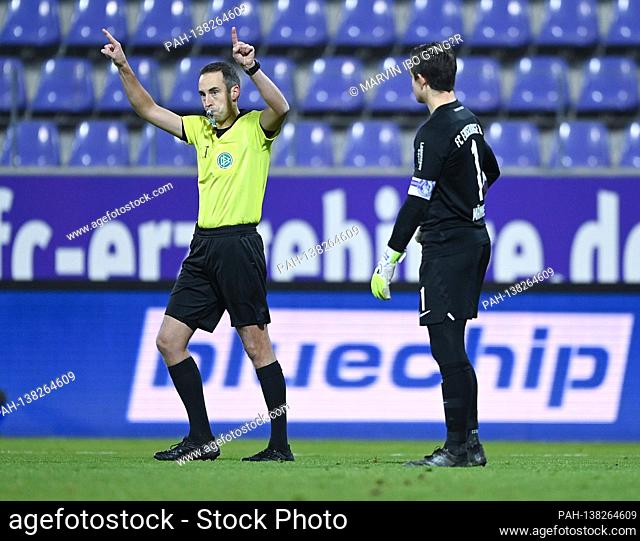 referee, referee Patrick Alt shows video evidence after penalty decision. Right: goalwart Martin Maennel (Aue). GES / Football / 2