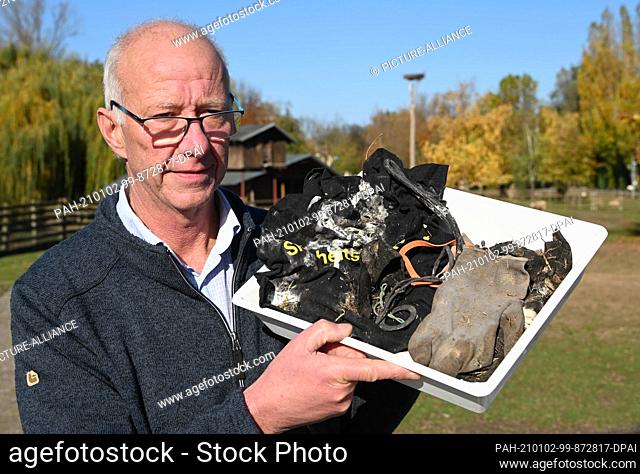 05 November 2020, Baden-Wuerttemberg, Muggensturm: Stork caretaker Stefan Eisenbarth shows rubbish he found in a stork's nest (seen in the background)