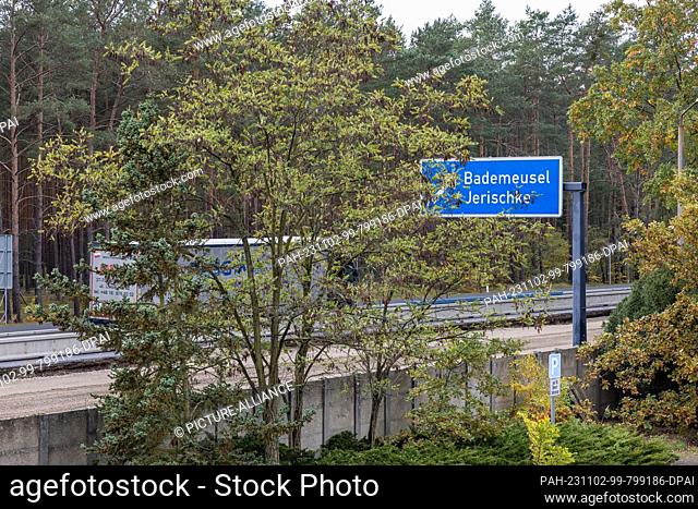 02 November 2023, Brandenburg, Bademeusel: The processing line for apprehended migrants is located at the Bademeusel border crossing on the BAB 15 in a former...
