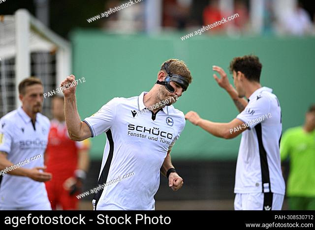 jubilation Fabian KLOS (BI) after his goal to 0:3, with mask, face mask, protection, helmet, head protection Soccer DFB Cup 1st round