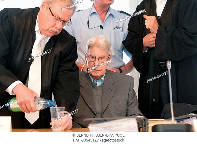 Der Angeklagte Reinhold Hanning bekommt am 20.05.2016 in Detmold (Nordrhein-Westfalen) von seinem Anwalt Andreas Scharmer (l) einen Becher Mineralwasser...