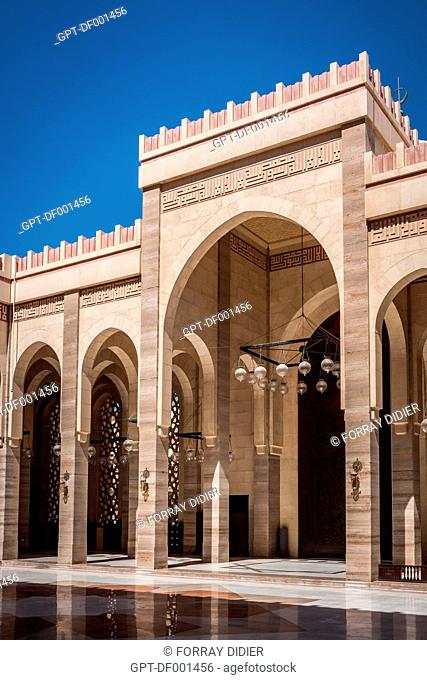 INNER COURTYARD OF THE AL FATEH GRAND MOSQUE, THE BIGGEST MOSQUE IN BAHREIN, MANAMA, KINGDOM OF BAHRAIN, PERSIAN GULF, MIDDLE EAST