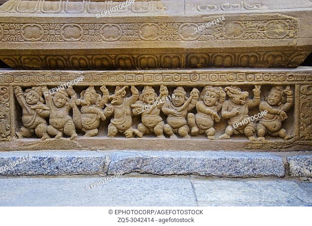 Carved idols on the outer wall of the kanchi Kailasanathar temple, Kanchipuram, Tamil Nadu, India. Oldest Hindu Shiva temple in the Dravidian architectural...