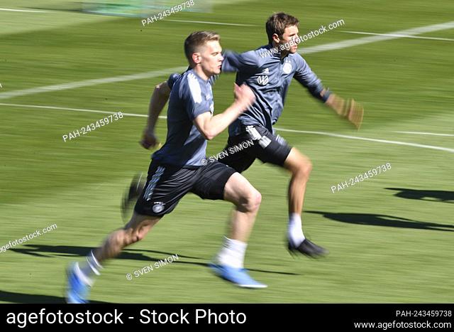 From left: Matthias GINTER, Thomas MUELLER, running training, training. German national soccer team, training camp in Seefeld / Tyrol on May 30th, 2021