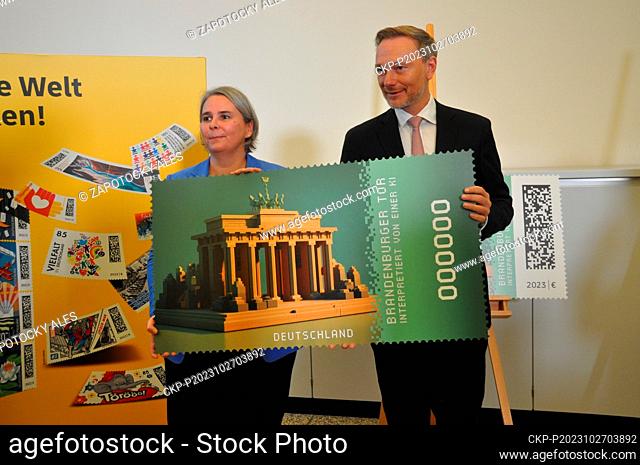 The German post office issues the first crypto stamp, a combination of a real stamp and a digital imprint. The motif is the Brandenburg Gate