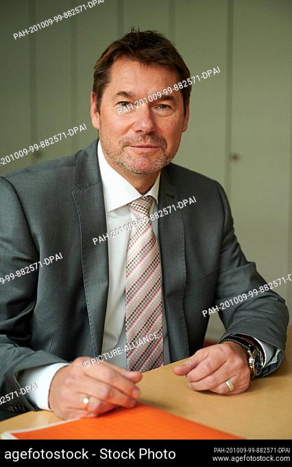 08 October 2020, North Rhine-Westphalia, Duesseldorf: Ingo Wünsch, head of the North Rhine-Westphalian State Office of Criminal Investigation (LKA) and the...