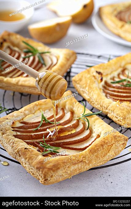 Puff pastry with pears, rosemary and honey