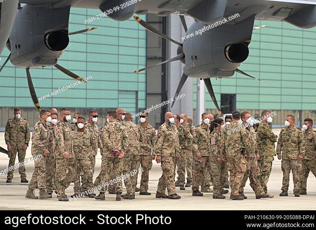 30 June 2021, Lower Saxony, Wunstorf: Soldiers of the German Armed Forces stand next to the Airbus A400M transport aircraft of the German Air Force
