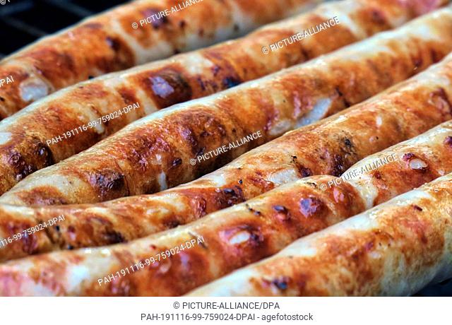 03 October 2019, Thuringia, Oberhof: Thuringian sausages lie on a charcoal grill in a garden. Photo: Soeren Stache/dpa-Zentralbild/ZB