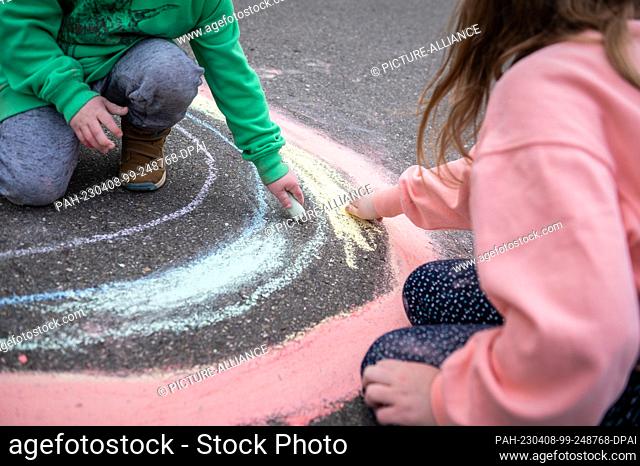 SYMBOL - 07 April 2023, Baden-Württemberg, Rottweil: Children painting on a street with crayons. Photo: Silas Stein/dpa. - Rottweil/Baden-Württemberg/Germany