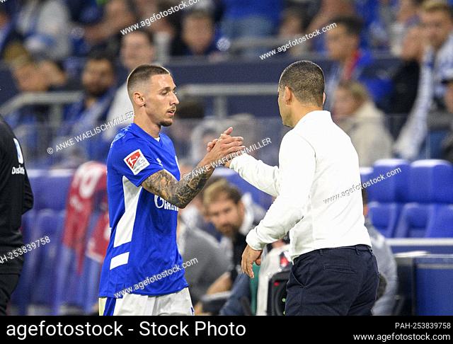 coach Diwithrios GRAMMOZIS r. (GE) claps Darko CHURLINOV (GE), substitution. Soccer 2nd Bundesliga, 5th matchday, FC Schalke 04 (GE) - Fortuna Dusseldorf (D)