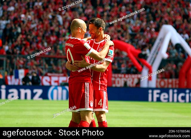 Ein Tor zum Abschied: Xabi Alonso (Bayern) gratuliert Torschuetze / Torschütze Arjen Robben (Bayern)   1. BL: 16-17 - 34