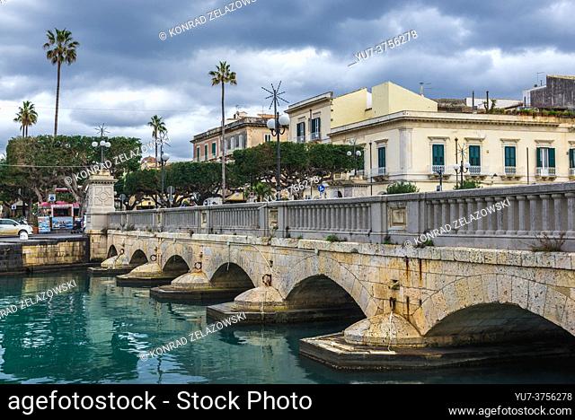 Umbertino Bridge (Ponte Umbertino) connected mainland with Ortygia Island, old part of Syracuse city, southeast corner of the island of Sicily, Italy