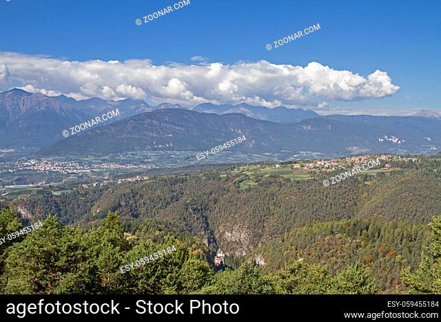 Blick von der Predaiahgochebene im Val di Non auf den mächtigen Gebirgszug der Brentagruppe