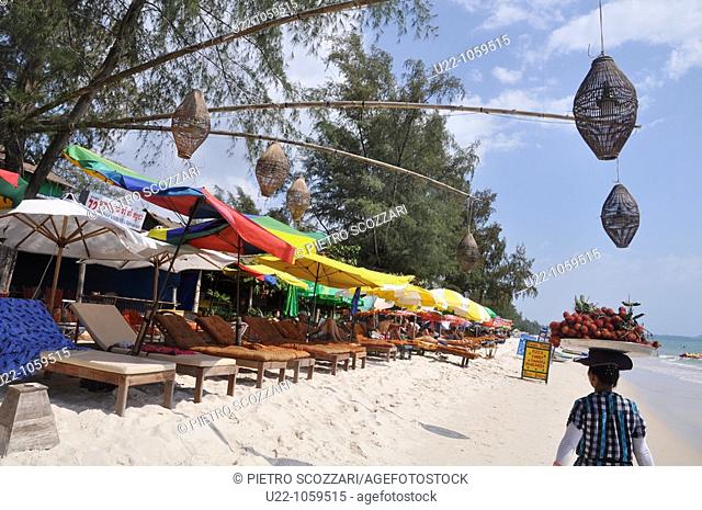 Sihanoukville (Cambodia): fruit seller at Occheuteal Beach