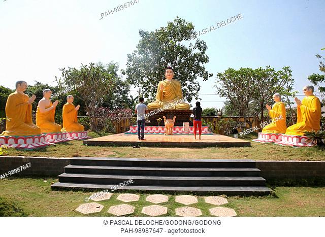 Chua Thien Lam Go buddhist pagoda. Worshippers praying the Buddha. Shakyamuni Buddha preaching the sermon - the wheel of law - to his five disciples