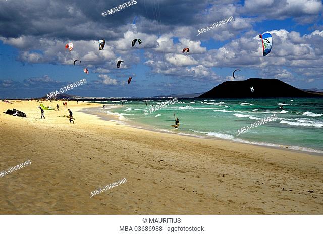 Spain, Fuerteventura, Corralejo (town), beach, kitesurfer, view to the Lobos Island