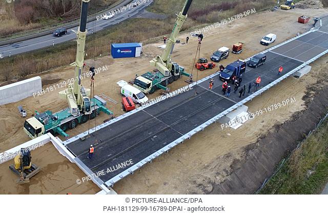 29 November 2018, Mecklenburg-Western Pomerania, Tribsees: At the makeshift bridge for the sacked A20 motorway, the last component is moved east of the...