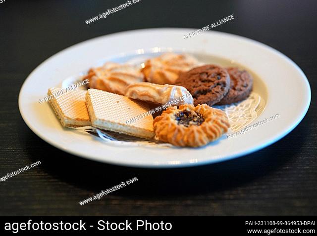07 November 2023, Brandenburg, Potsdam: A plate of pastries is placed on the table before the start of a conference. Photo: Soeren Stache/dpa
