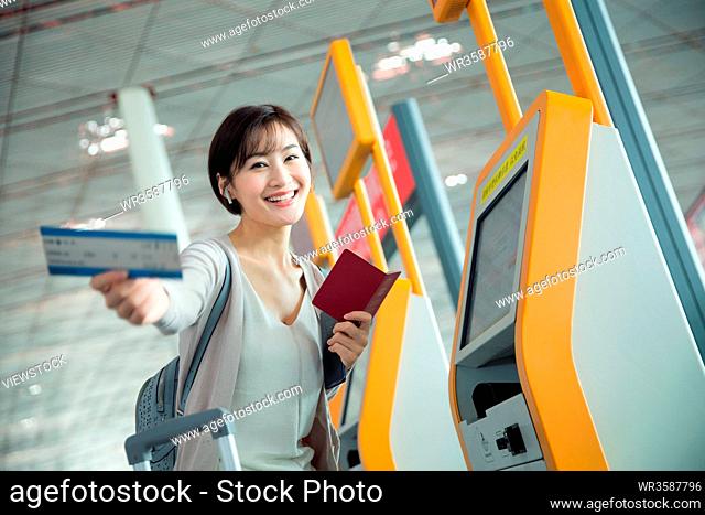 Business lady in the airport to use automatic machines