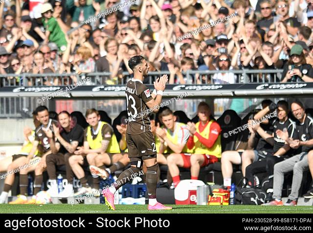 28 May 2023, Hamburg: Soccer, 2. Bundesliga, FC St. Pauli - Karlsruher SC, Matchday 34, Millerntor-Stadion. Standing ovation for Leart Paqarada of FC St