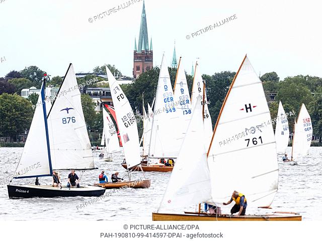10 August 2019, Hamburg: 60 traditional sailboats of different classes race on the Aussenalster in the 27th ""Hamburg Summer Classics""