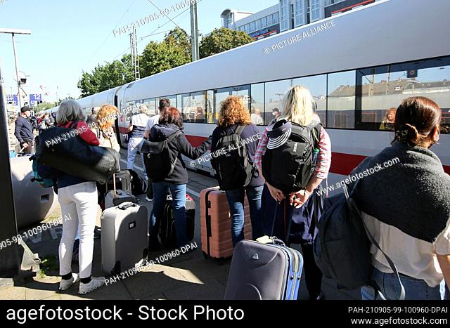 05 September 2021, Hamburg: Travellers stand next to an arriving ICE to Frankfurt at Altona station. Among them are numerous passengers who want to continue...