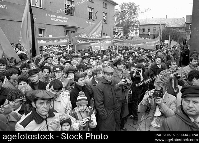 25 April 1985, Saxony, Torgau: At Elbbr·ºcke - The 40th anniversary of the meeting at the Elbe River in Torgau by Soviet and American troops is celebrated on...